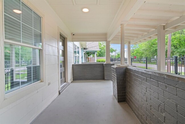 Building Photo - 212 N Hutcheson St