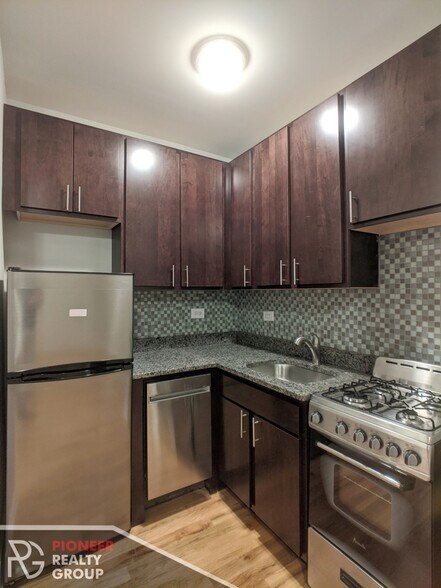 Building Photo - 835 W Wolfram St