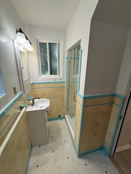 Building Photo - 1700 Le Roy Ave