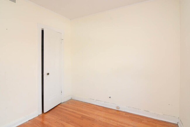 Building Photo - 3011 N Racine Ave