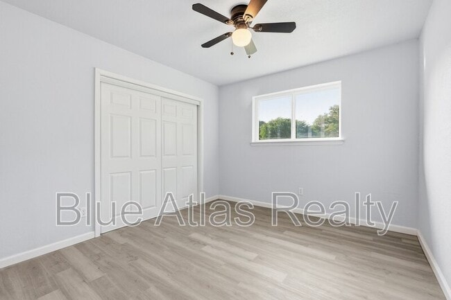 Building Photo - 1547 Oakbrook St