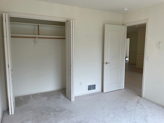 Building Photo - Single Level Useless Bay Home with Bonus Room!