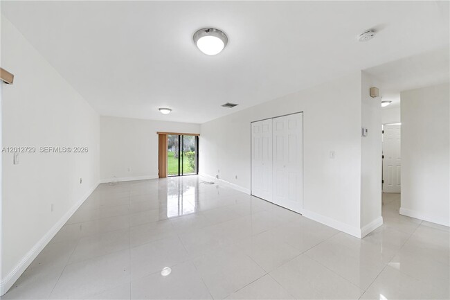 Building Photo - 11000 SW 112th Ave