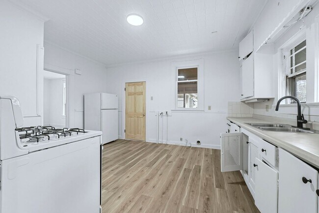 Building Photo - New THREE BED listing in Fort Wayne!