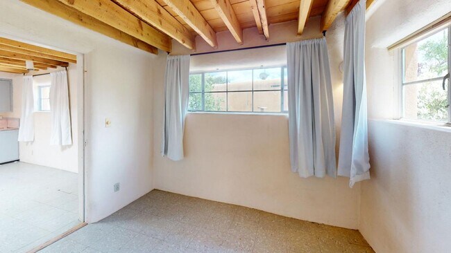 Building Photo - 1424 Agua Fria St