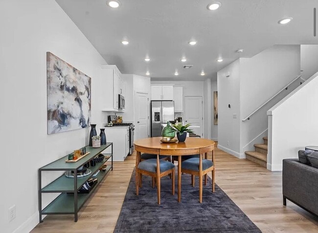 Building Photo - 3 Bedroom Desert Color Townhome!!