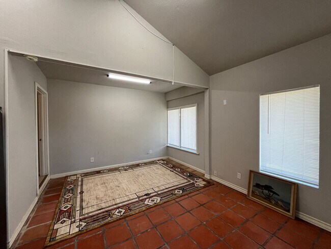 Building Photo - House with Back Apartment in Alameda Estat...