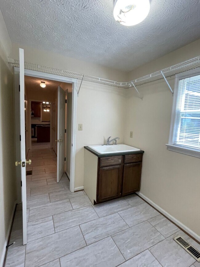 Building Photo - 403 Coach Hovis Dr