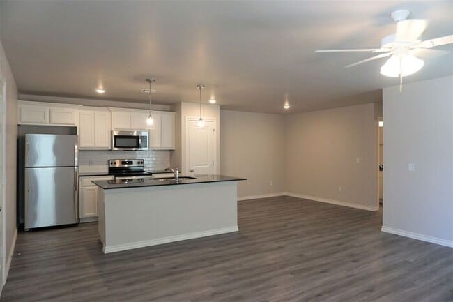 Building Photo - 3 Bed 2 Bath 2 Car Duplex in Chisholm Creek NW OKC