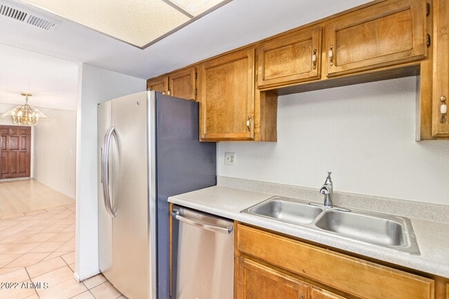 Building Photo - 1927 E Hampton Ave