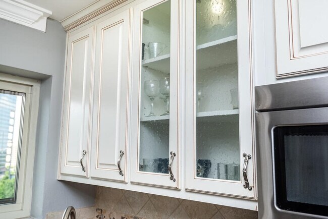 Building Photo - 300 W Peachtree St NW