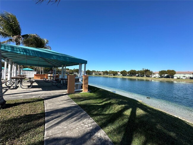 Building Photo - 1666 SE 27th Ct