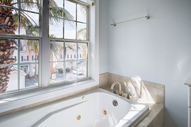 Building Photo - 4902 Lake Palmetto Ln