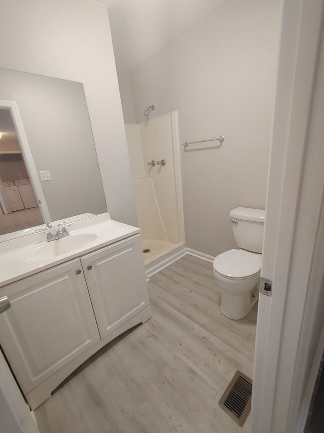 Building Photo - Spacious 2 Bedroom/2 Bath