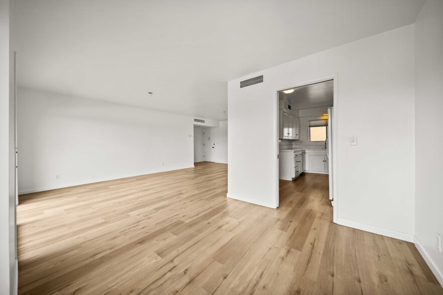 Building Photo - 600 West Stocker Street