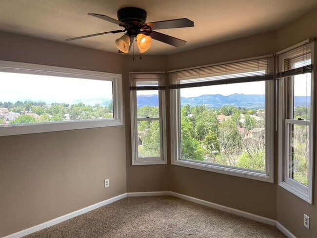 Building Photo - Spectacularly HUGE 6BD Home with Panoramic...