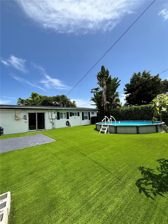 Building Photo - 805 SW 22nd Ave
