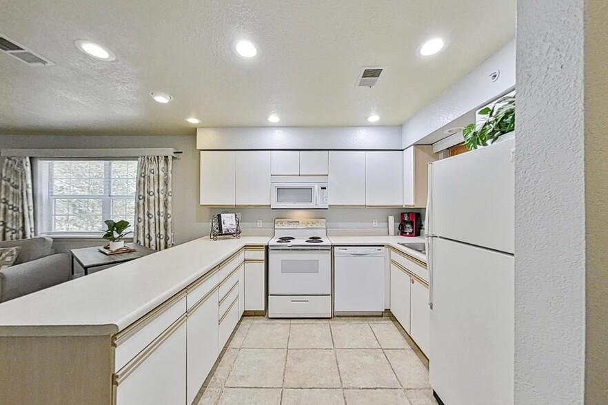 Kitchen area - 400 E Rockford Dr