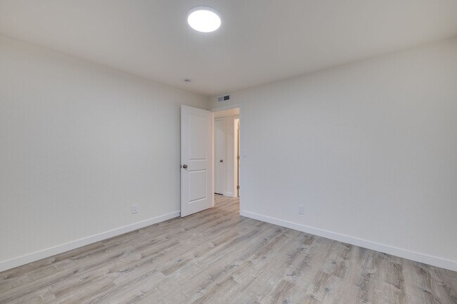 Building Photo - Beautifully Remodeled 4-Bedroom Home in Ke...