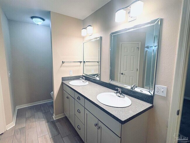 Building Photo - 10621 Creek Ridge Dr
