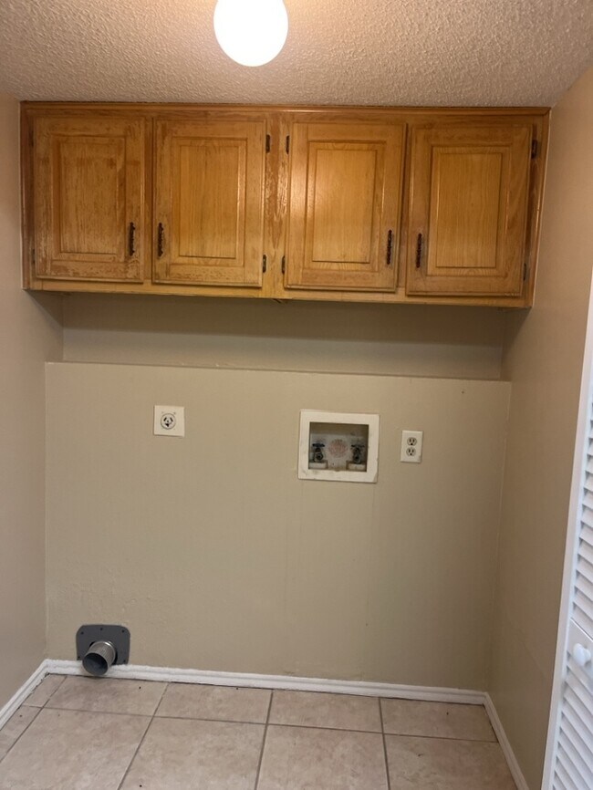 Building Photo - Beautiful 3 bedroom townhome! Master downstairs Large living room, wet bar, Garage! Coming soon i...