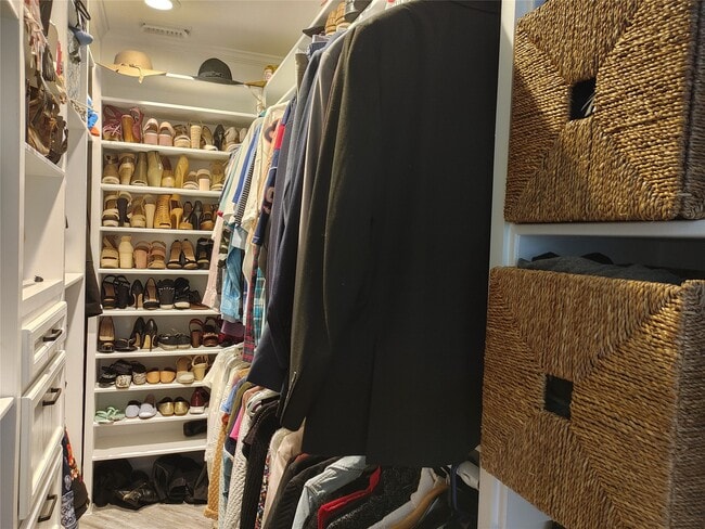 Building Photo - 913 Saulnier St