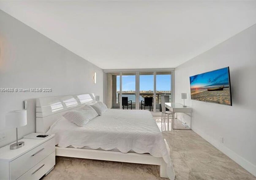 Building Photo - 851 NE 1st Ave