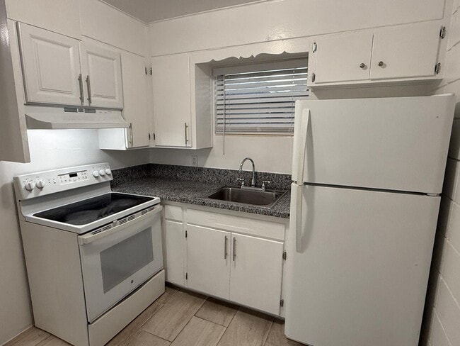 Building Photo - 732 S J St