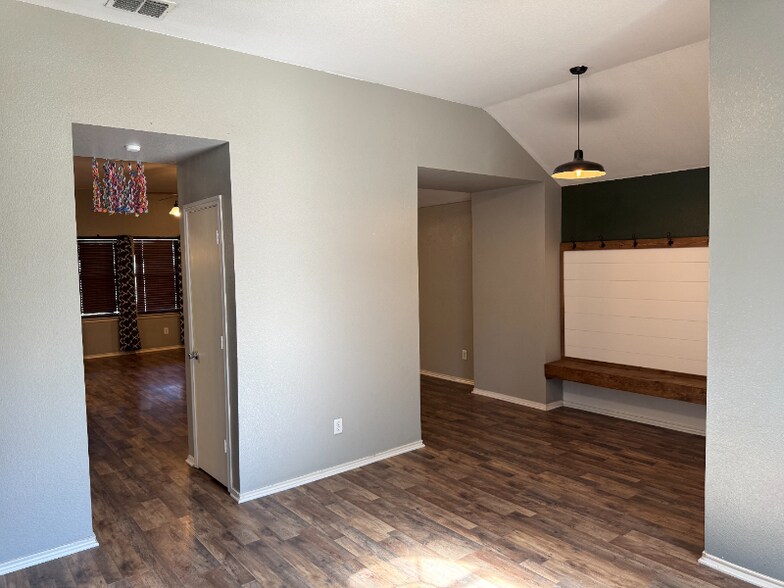 Building Photo - 1988 Helmoken Falls Dr