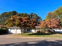 Building Photo - 3Bd/2Ba Single Story House - Available To ...
