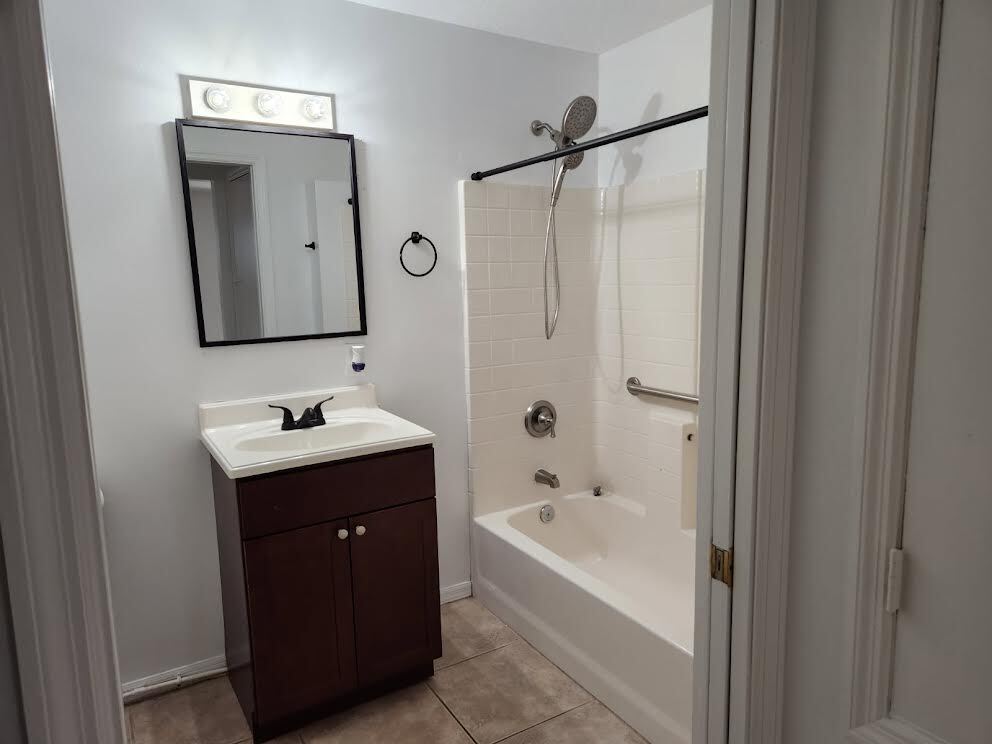 Hall Bathroom - 504 13th Pl