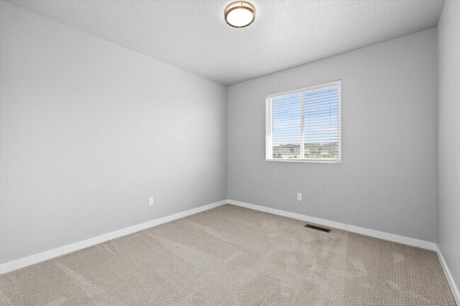 Building Photo - 3 bed, 3 bath with over 2000 sq ft!