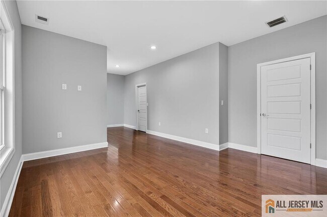 Building Photo - 19 Utica Rd