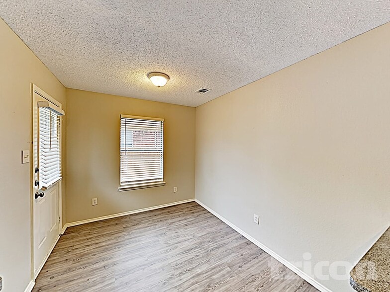 Building Photo - 206 Briarglen Dr