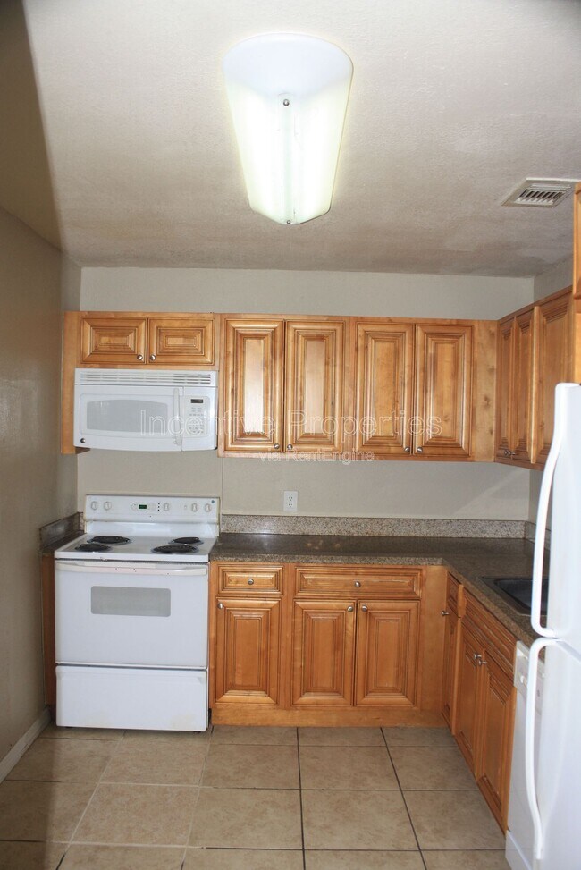 Building Photo - 4177 Versailles Dr