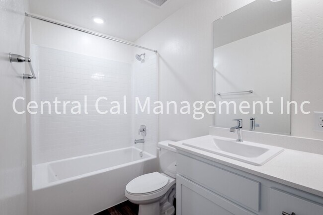 Building Photo - 4 Bedroom/2 Bath Home with Solar in the Desired Southwest - $2500 Per Month!