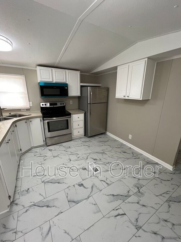 Building Photo - 14 Twin Oaks Dr