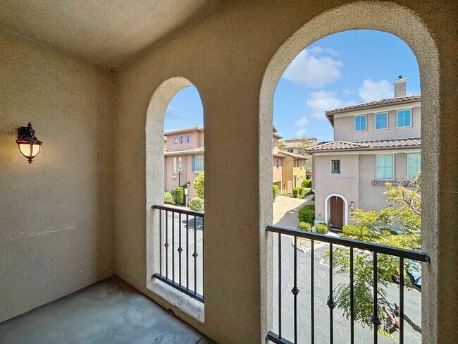 Building Photo - Bright 2BD/2BA Townhouse in Serra Mesa with Balcony, Fireplace & Resort-Style Amenities
