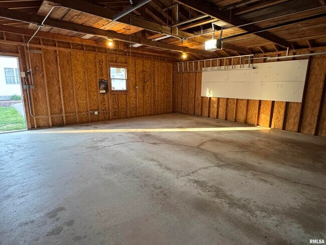 Building Photo - 1020 Brown St