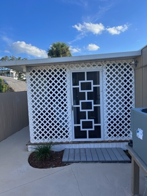 Building Photo - 14820 Capri Ln