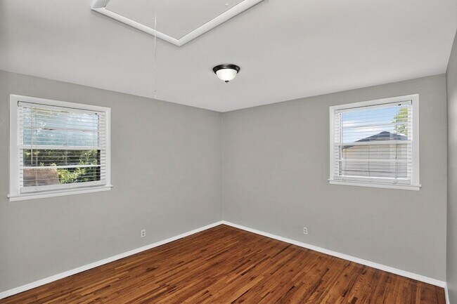 Building Photo - 261 Eisenhower Dr