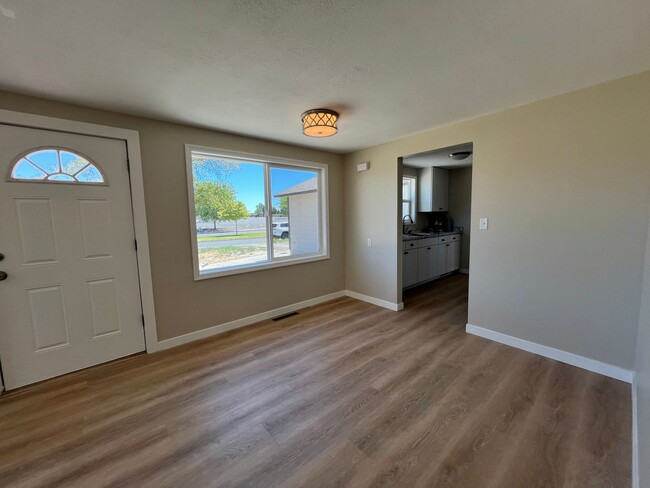 Building Photo - Freshly Remodeled Single-Family Home with ...