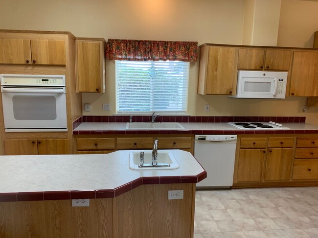 Building Photo - Spacious 3-Bed, 2-Bath Manufactured Home with Garage – Move-In Ready