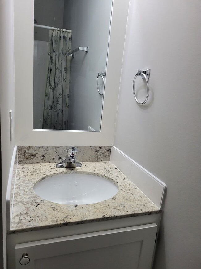 Building Photo - Furnished 3 BR, 3 BH Townhouse in Wilmington!