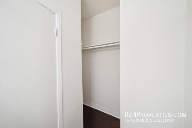 Building Photo - 1267 Vin Scully Ave