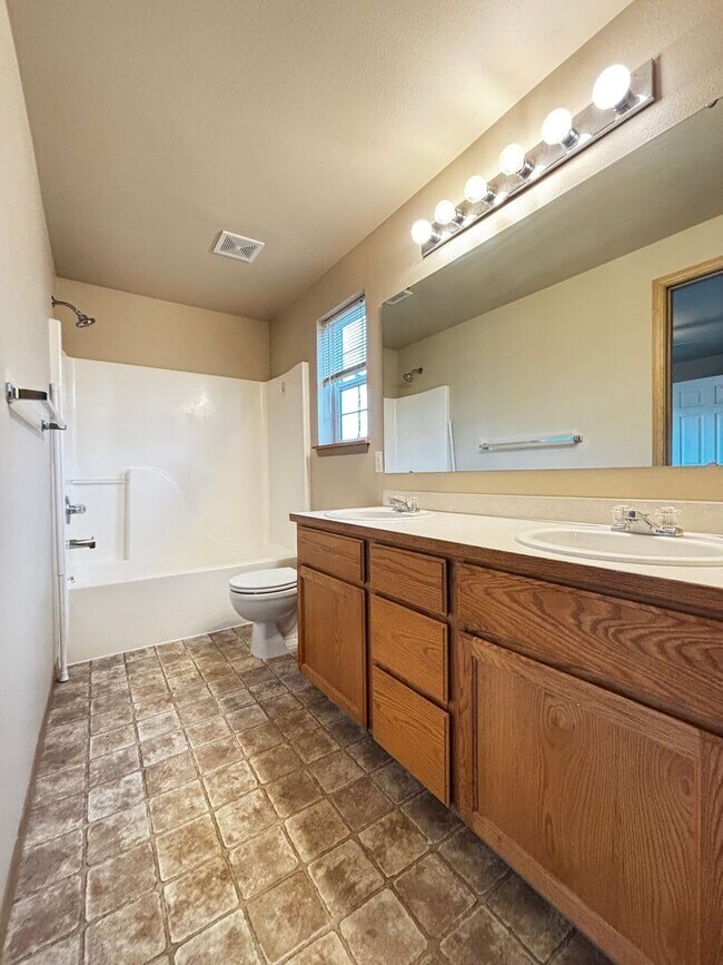 Building Photo - Spacious Spanaway Home