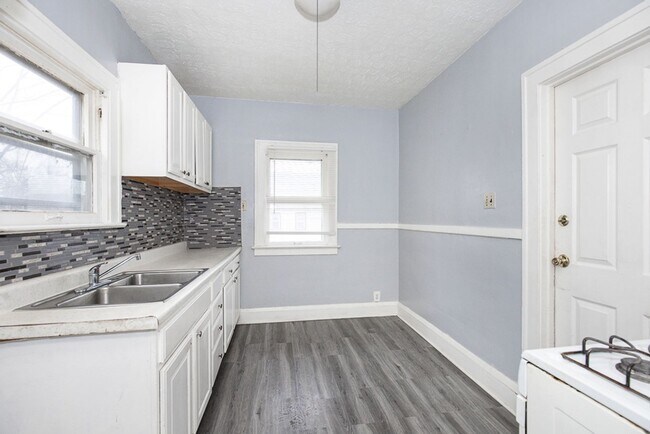 Building Photo - 2827 Avondale Ave