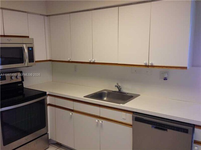 Building Photo - 3600 Mystic Pointe Dr