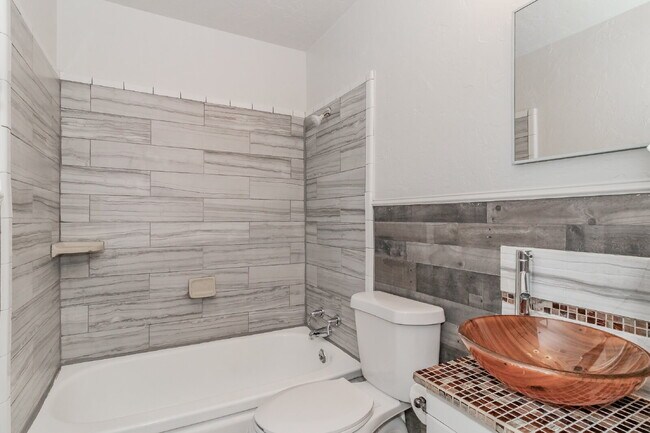 Building Photo - Beautiful home in a great location