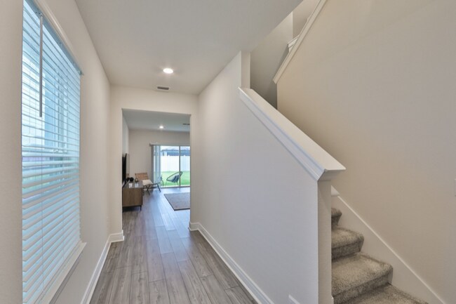 Building Photo - 30089 Skylark Dr